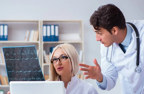 Zwei Ärzte untersuchen Röntgenbilder des Patienten zur Diagnose — Stockfoto