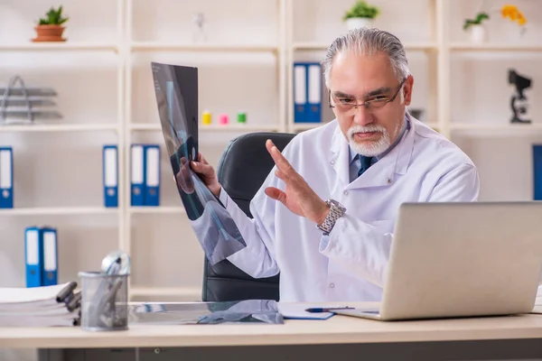 Aged male doctor radiologist in the clinic — Stock Photo, Image