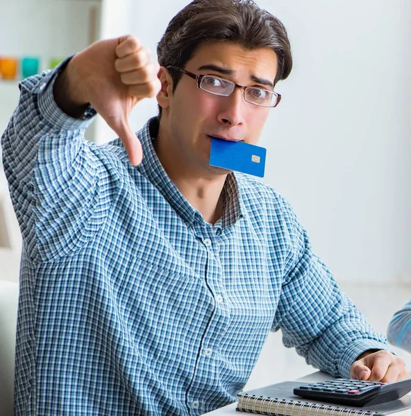 Giovane coppia guardando documenti di finanza familiare — Foto Stock