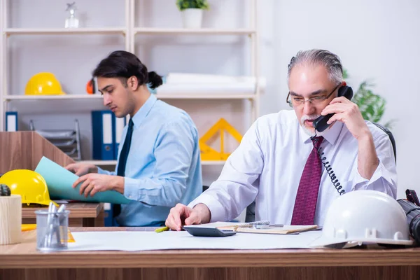 Due architetti che lavorano al progetto — Foto Stock