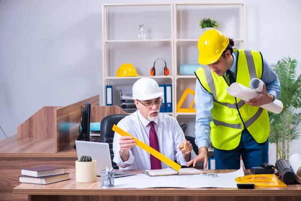 Due architetti che lavorano al progetto — Foto Stock