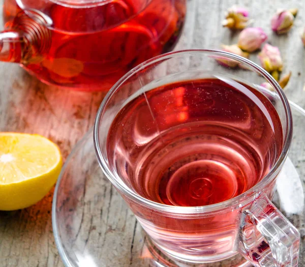 Thé aux fruits dans la tasse servie sur la table — Photo