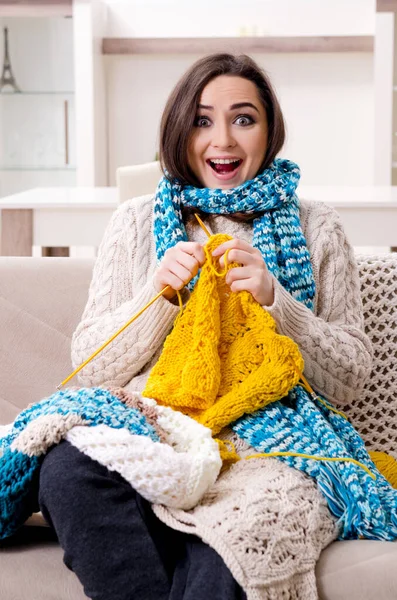 Young beautiful woman knitting at home — Stock Photo, Image