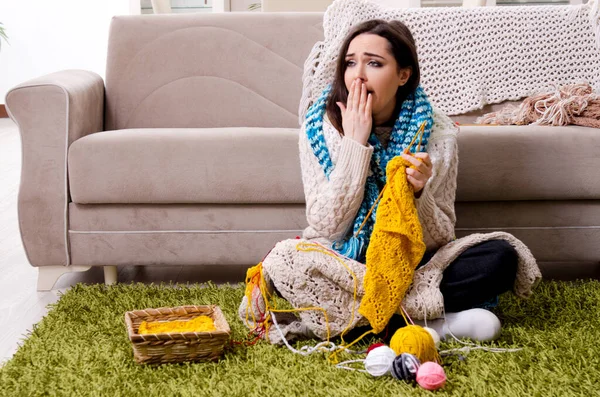 Junge schöne Frau strickt zu Hause — Stockfoto