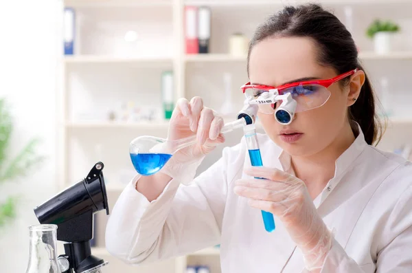 Молода жінка-хімік, що працює в лабораторії — стокове фото