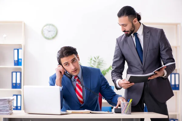 Twee mannelijke collega 's op kantoor — Stockfoto