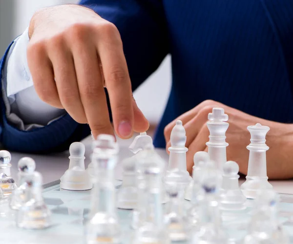 Jeune homme d'affaires jouant aux échecs en verre au bureau — Photo