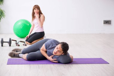 Genç adam ilk yardım eğitimi sırasında kendini kötü hissediyor.