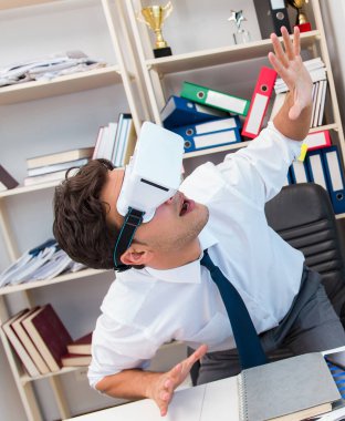 Çalışan sanal gerçeklik gözlükleriyle film izliyor.