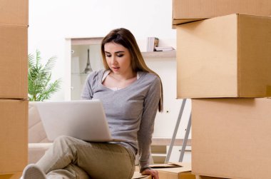 Genç ve güzel bir kadın yeni daireye taşınıyor.