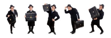 Elinde bavul tutan genç adam beyaz üzerinde izole edilmiş.