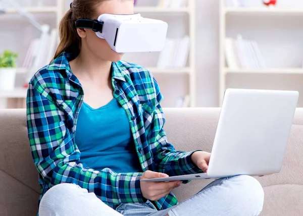 Vrouwelijke student zittend op de bank met virtuele bril — Stockfoto