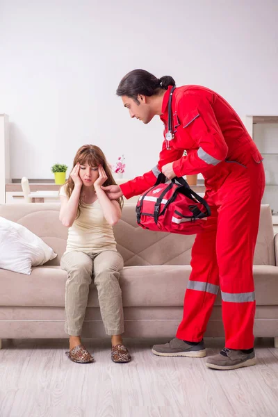 Fiatal férfi mentős látogató fiatal nő — Stock Fotó
