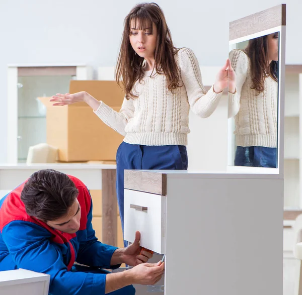 Contratista reparador montaje de muebles bajo mujer supervisio — Foto de Stock