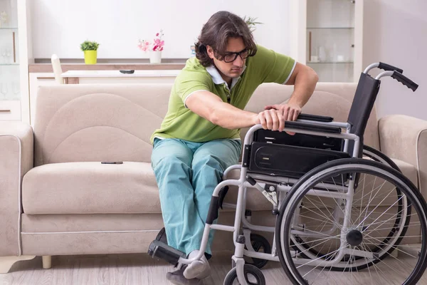 Junger Mann im Rollstuhl leidet zu Hause — Stockfoto