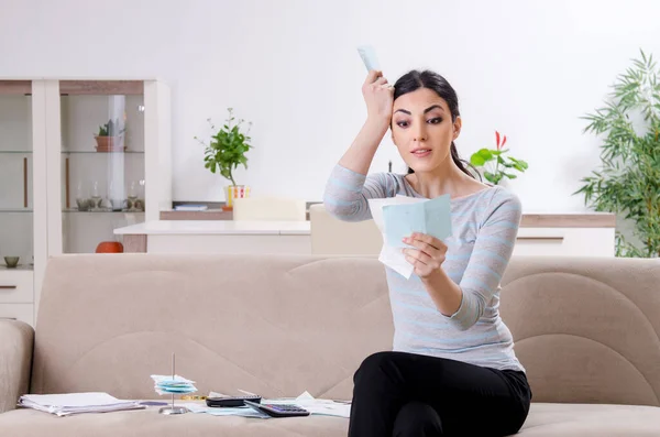 Mujer joven en concepto de planificación presupuestaria — Foto de Stock