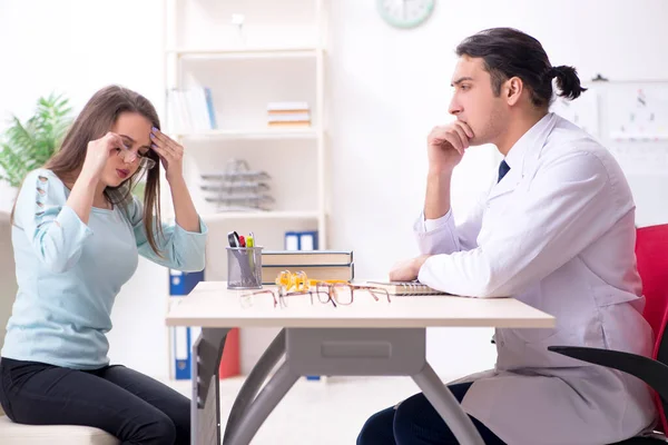 Ung kvinna besöker manlig läkare ockultist — Stockfoto