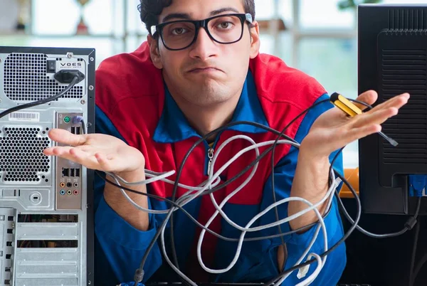 Computer repairman working on repairing computer in IT workshop — Stock Photo, Image