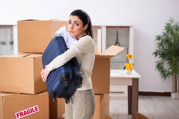 Mujer joven mudándose a nuevo piso — Foto de Stock