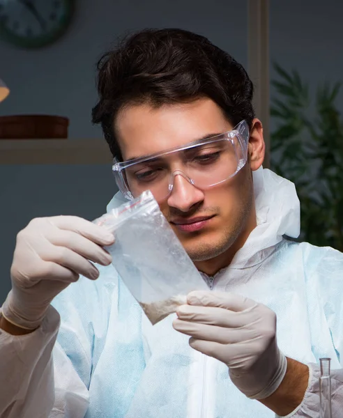 Investigador en medicina trabajando en laboratorio —  Fotos de Stock