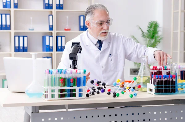 Oude mannelijke chemicus werkt in het lab. — Stockfoto