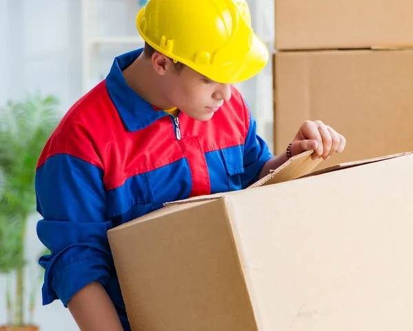 Jeune homme travaillant dans les services de déménagement avec des boîtes — Photo