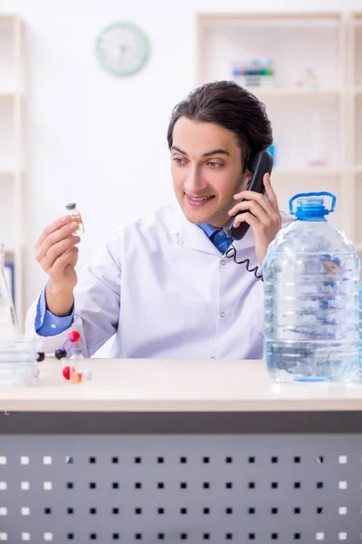 Young male chemist experimenting in lab — Stock Photo, Image