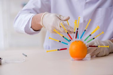 Erkek beslenme uzmanı gıda ürünlerini laboratuarda test ediyor.