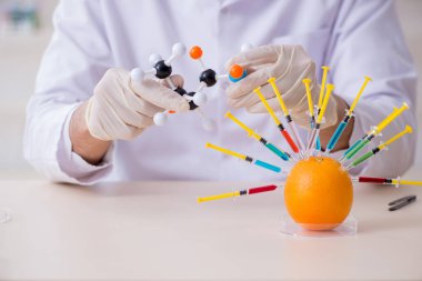 Erkek beslenme uzmanı gıda ürünlerini laboratuarda test ediyor.