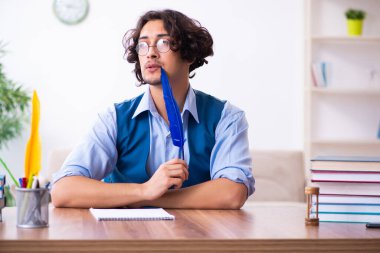 Genç yazar yeni çalışması üzerinde çalışıyor.