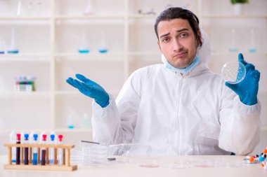 Laboratuvarda çalışan genç bir kimyager.