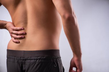 Gri sırtlı adam acı çekiyor