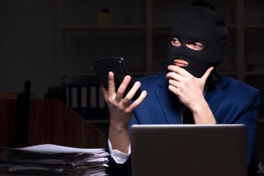 Erkek çalışan ofis gece bilgi çalmak