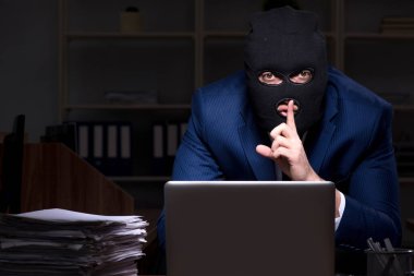Erkek çalışan ofis gece bilgi çalmak