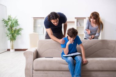 Genç bir çocuk ve ailesiyle sigara içme kavramı