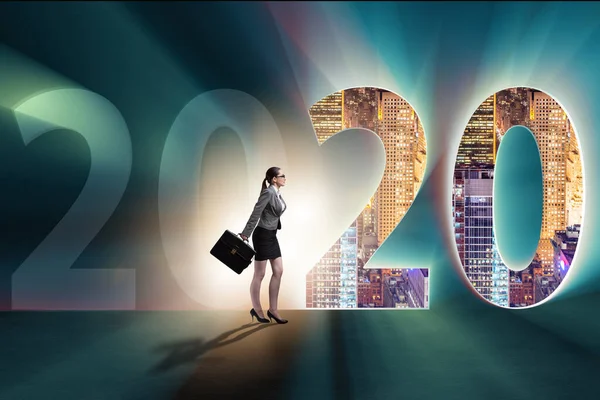 Zakenvrouw en concept van nieuwjaar 2020 — Stockfoto