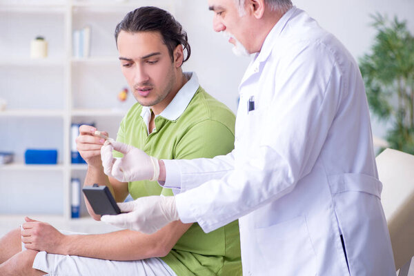 Пациент с проблемами со слухом у врача otorhinolaryng