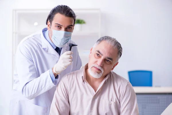 Männlicher Patient beim HNO-Arzt — Stockfoto