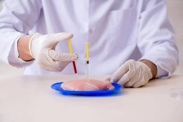 Expert op het gebied van mannelijke voeding die levensmiddelen in het lab test — Stockfoto