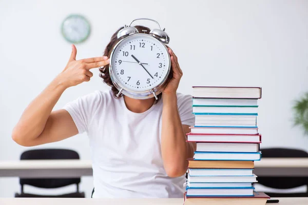 Jonge mannelijke student zit in de klas — Stockfoto