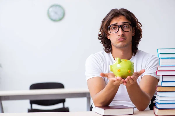 Junge männliche Schüler sitzen im Klassenzimmer — Stockfoto