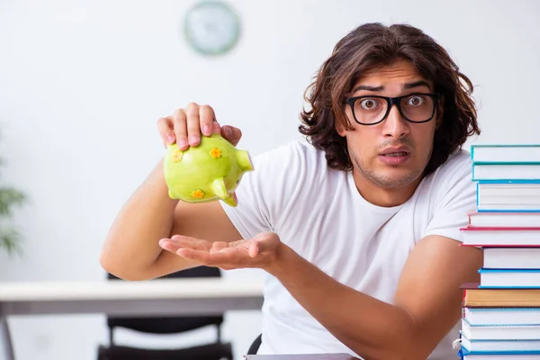 Jonge mannelijke student zit in de klas — Stockfoto