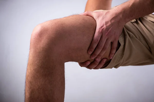 Jeune homme souffrant de douleurs aux jambes — Photo