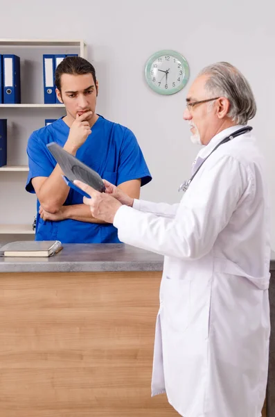 Dois médicos conversando na recepção no hospital — Fotografia de Stock