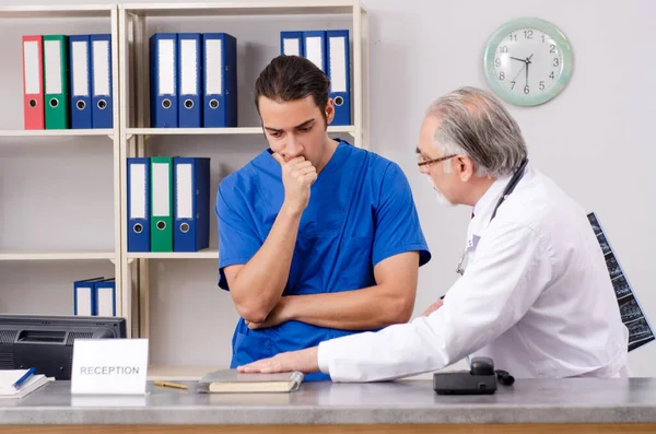 Due medici che parlano alla reception in ospedale — Foto Stock