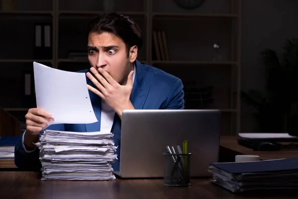 Junge männliche Angestellte arbeiten nachts im Büro — Stockfoto