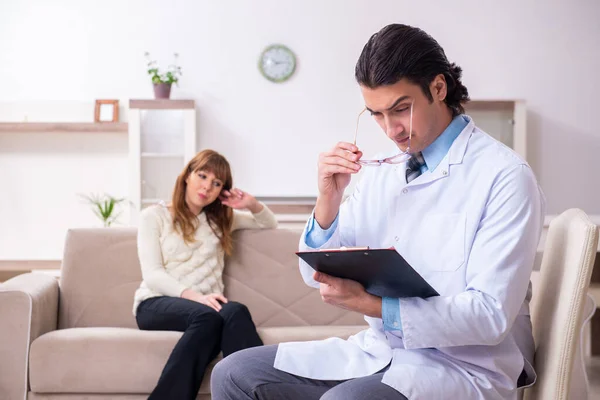 Ung kvinnlig patient diskuterar med manlig psykolog personlig — Stockfoto