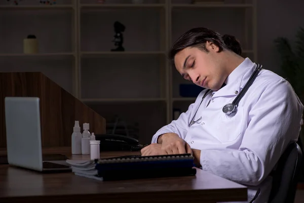 Joven médico en el hospital por la noche — Foto de Stock