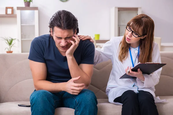 Junge männliche Patientin diskutiert mit Psychologin — Stockfoto