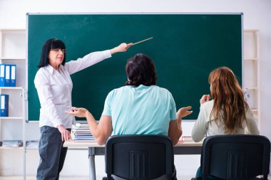 Eski öğretmen ve öğrenciler sınıfta.